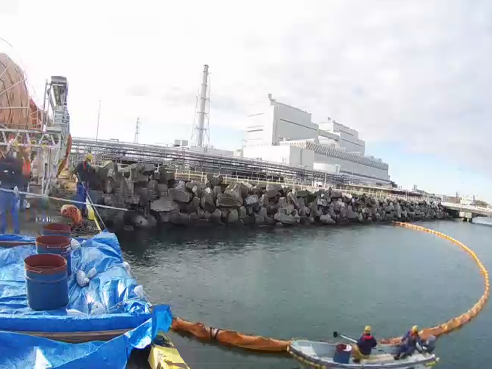 海上漏油を想定した防除訓練